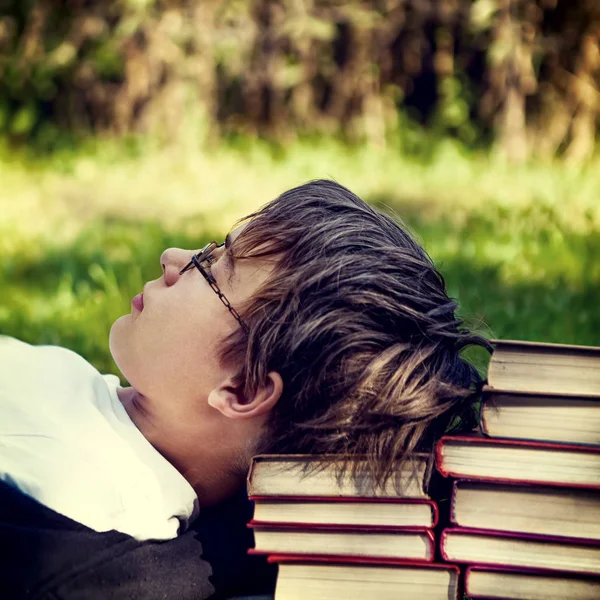 Adolescent fatigué avec un livre — Photo