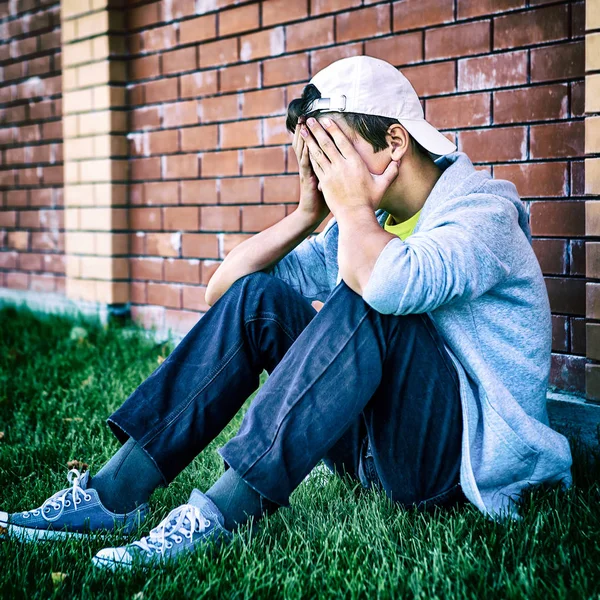 Triste adolescente ao ar livre — Fotografia de Stock