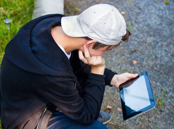 Adolescent avec ordinateur tablette — Photo