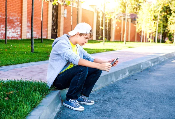 Teenager s tabletovým počítačem — Stock fotografie