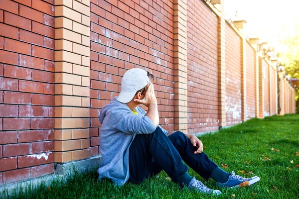 Triste adolescente all'aperto — Foto Stock