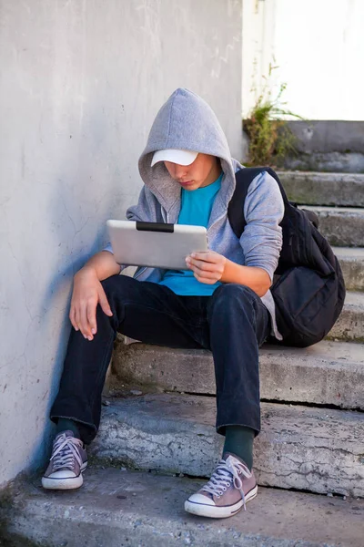 Adolescente con computer Tablet — Foto Stock