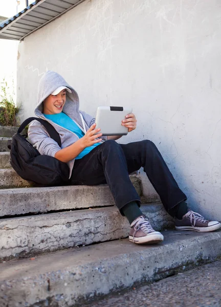 Teenager mit Tablet-Computer — Stockfoto