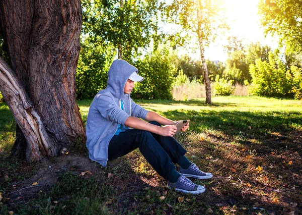 Adolescente con computer Tablet — Foto Stock