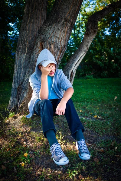 Triest tiener buiten — Stockfoto