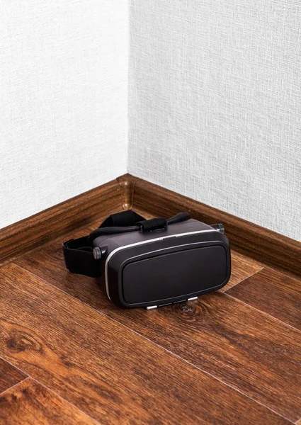 Óculos de VR no chão — Fotografia de Stock
