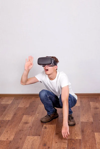 Jovem em copos de Vr — Fotografia de Stock