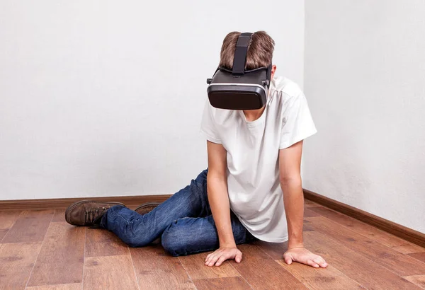 Hombre joven en gafas VR — Foto de Stock