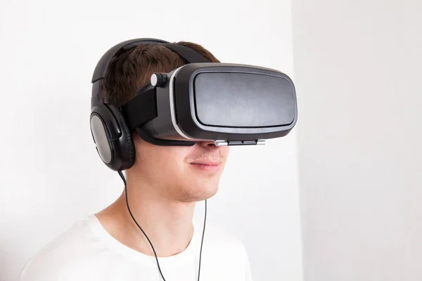 Hombre joven en gafas VR — Foto de Stock