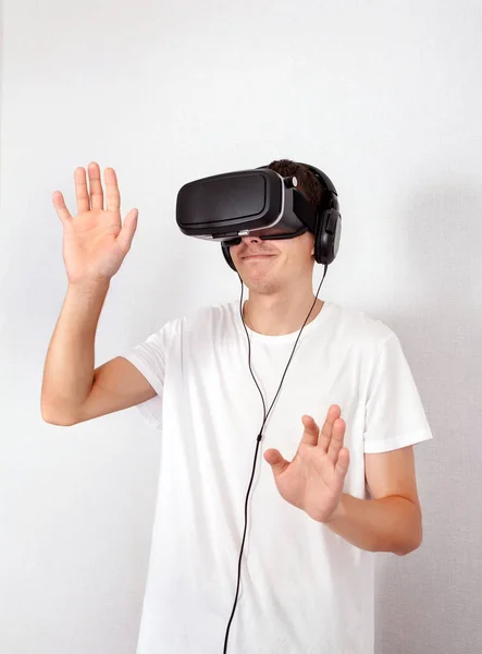 Hombre joven en gafas VR — Foto de Stock