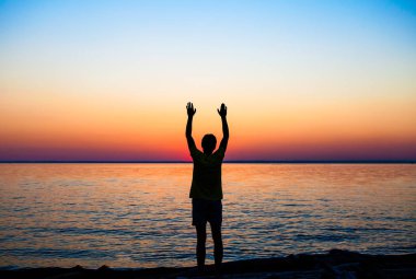 Gün batımında mutlu adam