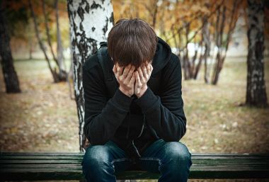 üzgün bir genç adam açık