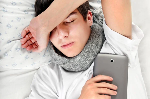Jovem dorme com um Tablet — Fotografia de Stock