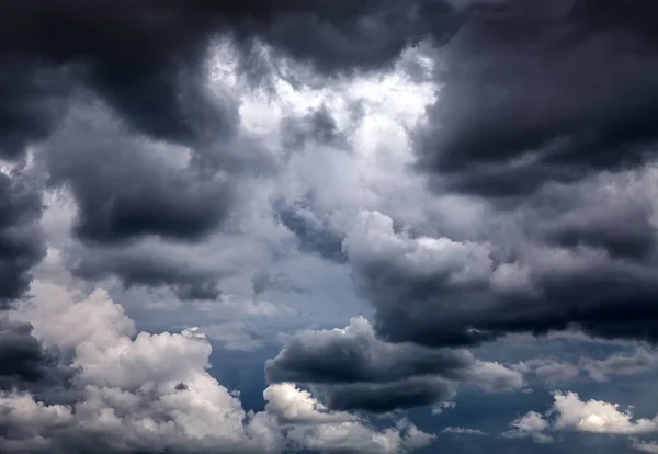 Dramatiska moln bakgrund — Stockfoto