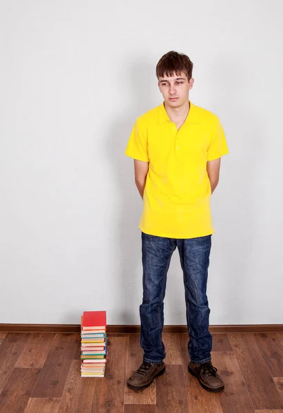 書籍と若い男 — ストック写真