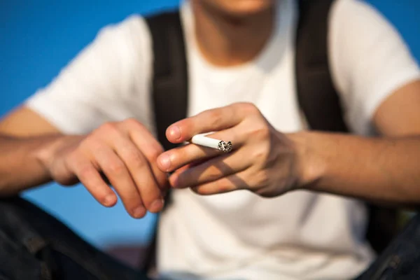 Man med en cigarett — Stockfoto