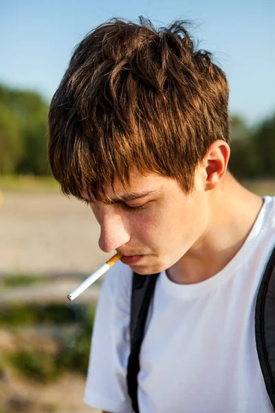 Ung man med en cigarett — Stockfoto