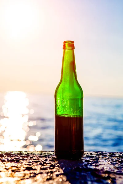 Bierflasche im Freien — Stockfoto