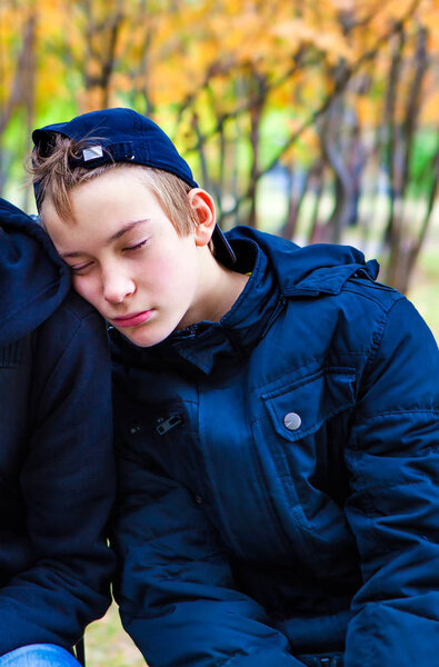 Подросток спит на открытом воздухе

