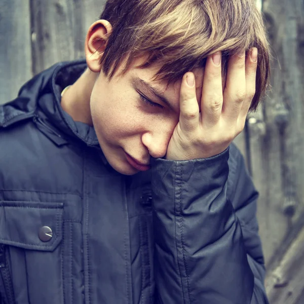 Triste adolescente all'aperto — Foto Stock