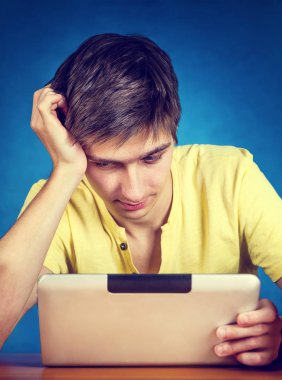 tablet bilgisayar ile öğrenci