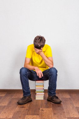 Bir kitap ile üzgün genç adam