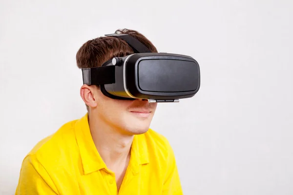 Hombre joven en gafas VR — Foto de Stock