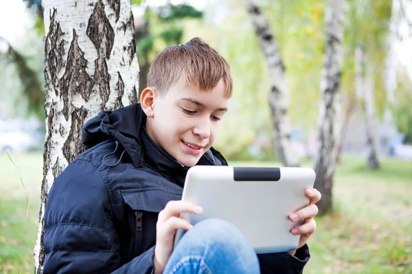Nastolatek z komputera typu tablet — Zdjęcie stockowe