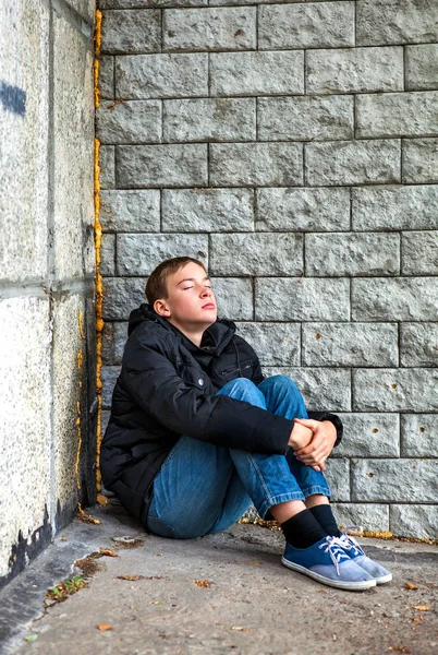 Triste adolescente al aire libre — Foto de Stock