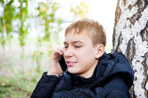 Adolescente con teléfono celular — Foto de Stock