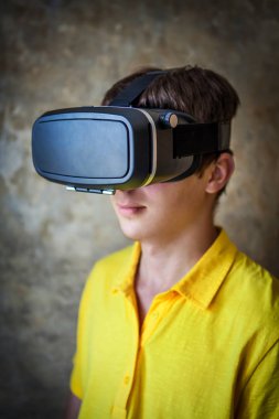 Vr gözlüklü genç adam
