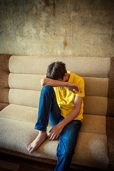 Triste adolescente en la habitación — Foto de Stock