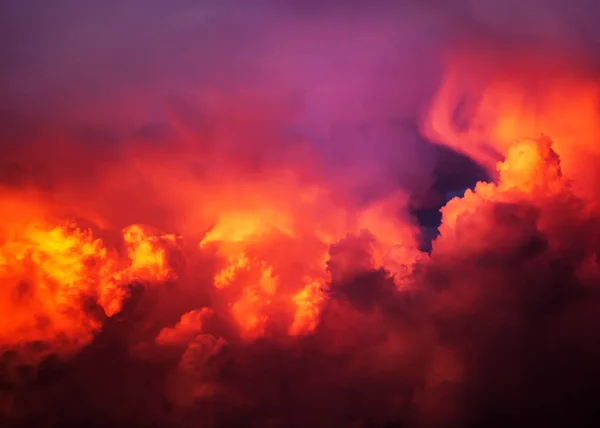 Luz del sol roja y nubes —  Fotos de Stock