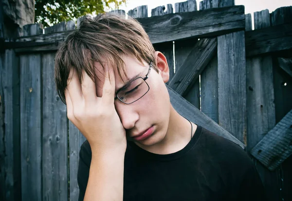 Triste adolescente al aire libre — Foto de Stock