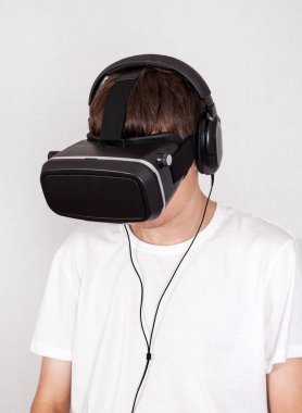 Vr gözlüklü genç adam