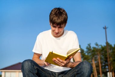 Kitaplı genç bir adam.