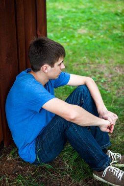 üzgün bir genç adam açık
