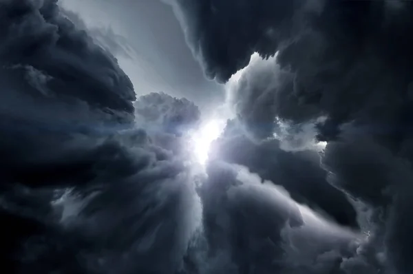 Cloudscape με την ακτίνα του φωτός — Φωτογραφία Αρχείου