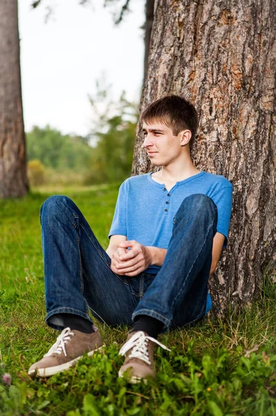 Joven bajo el árbol — Foto de Stock