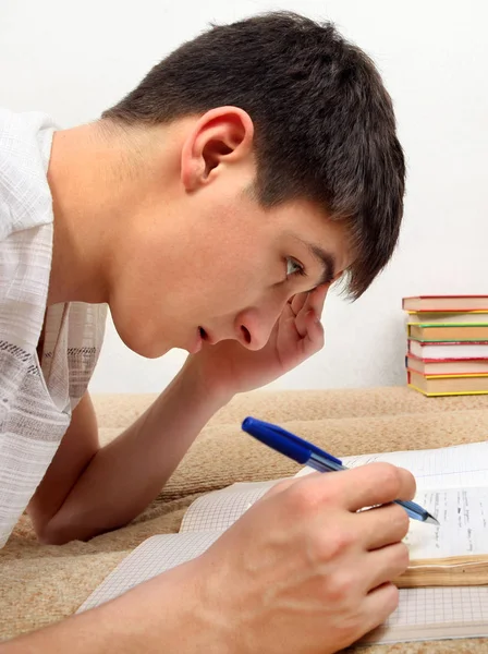 Estudante fazendo lição de casa — Fotografia de Stock