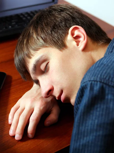 Mladý muž spí — Stock fotografie
