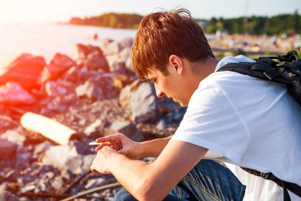 Triest jonge man buiten — Stockfoto