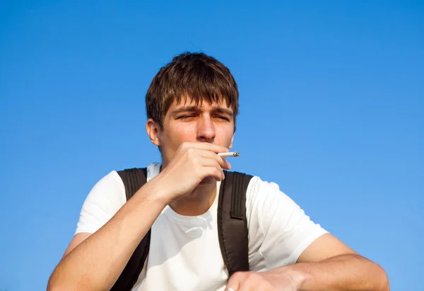 Ung man med en cigarett — Stockfoto