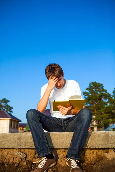 Junger Mann mit einem Buch — Stockfoto