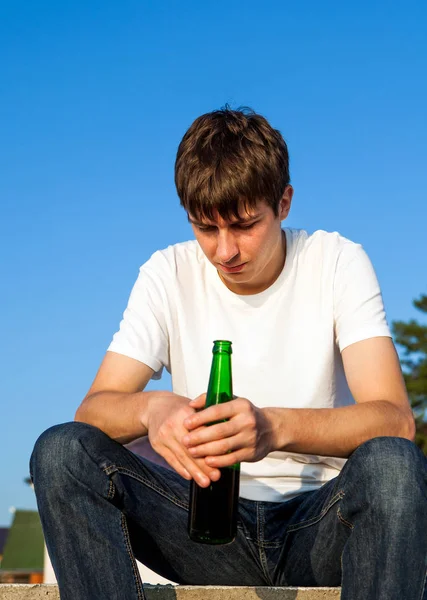 Молодий чоловік з пивом — стокове фото