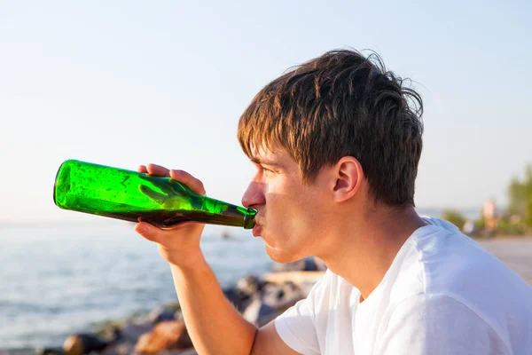 一杯啤酒的年轻人 — 图库照片