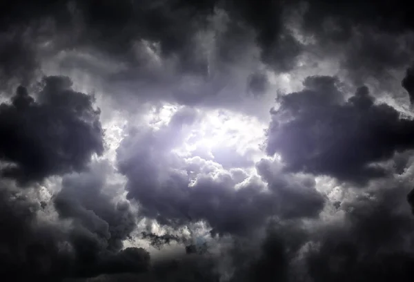 Lumière Dans Obscurité Les Nuages Tempête Dramatiques — Photo