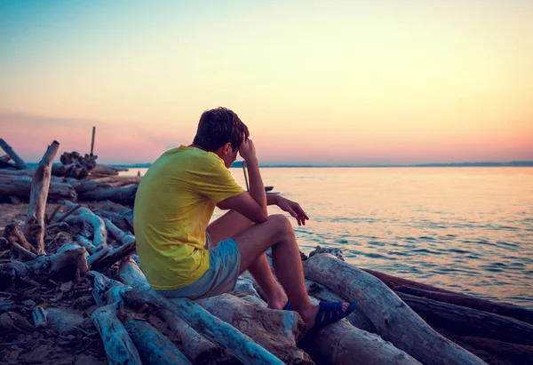 Triste giovane uomo all'aperto — Foto Stock