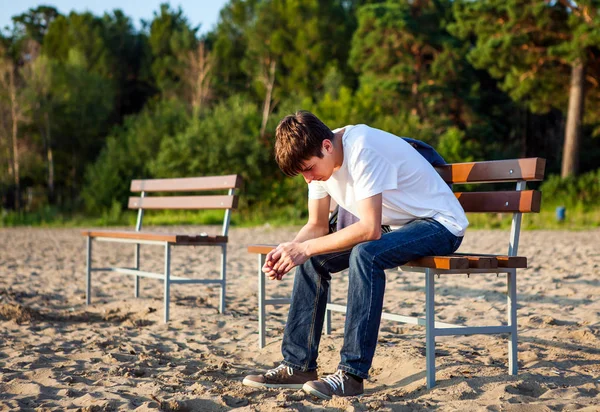 Triste giovane uomo all'aperto — Foto Stock