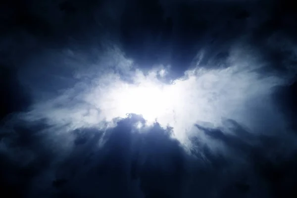 Licht Den Dunklen Und Dramatischen Gewitterwolken — Stockfoto